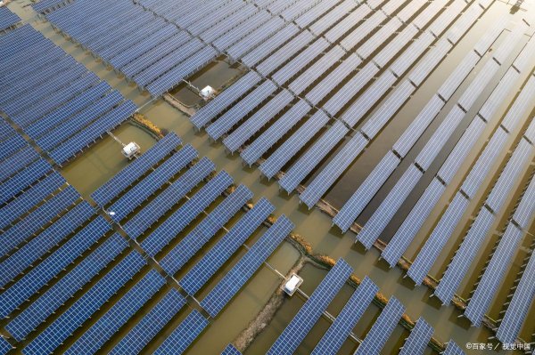 中金汇融配资 集中式光伏新趋势：水面地面打水泥桩电气组件支架安装施工详解