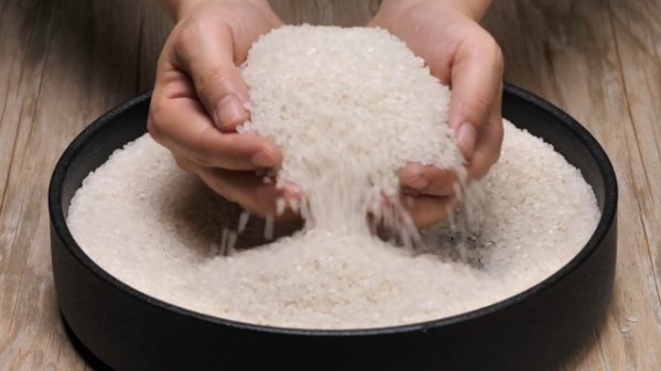 象泰配资 释放储备大米难阻日本米价走高，去韩国“背米”成日本消费者新选择？