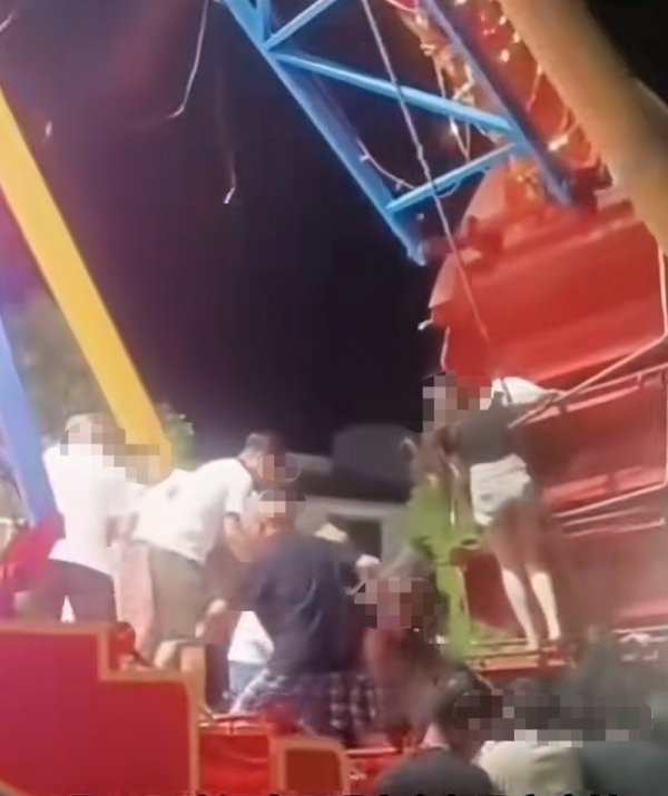 千层金 河南郏县一海盗船运行中折断，几乎垂直于地面！当地称2人伤